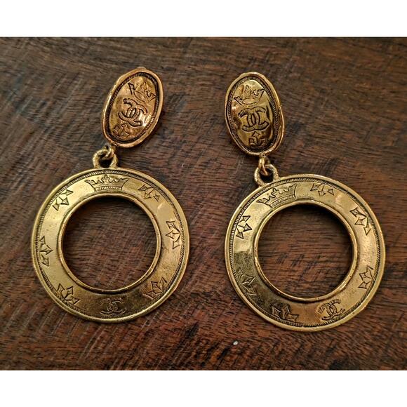 Vintage CHANEL Earrings AUTH Hammered Gold Hoops CC Logo Mark Gold Circle Crown - Picture 1 of 10